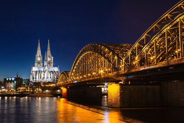 Cologne skyline Neue Vertragsformen